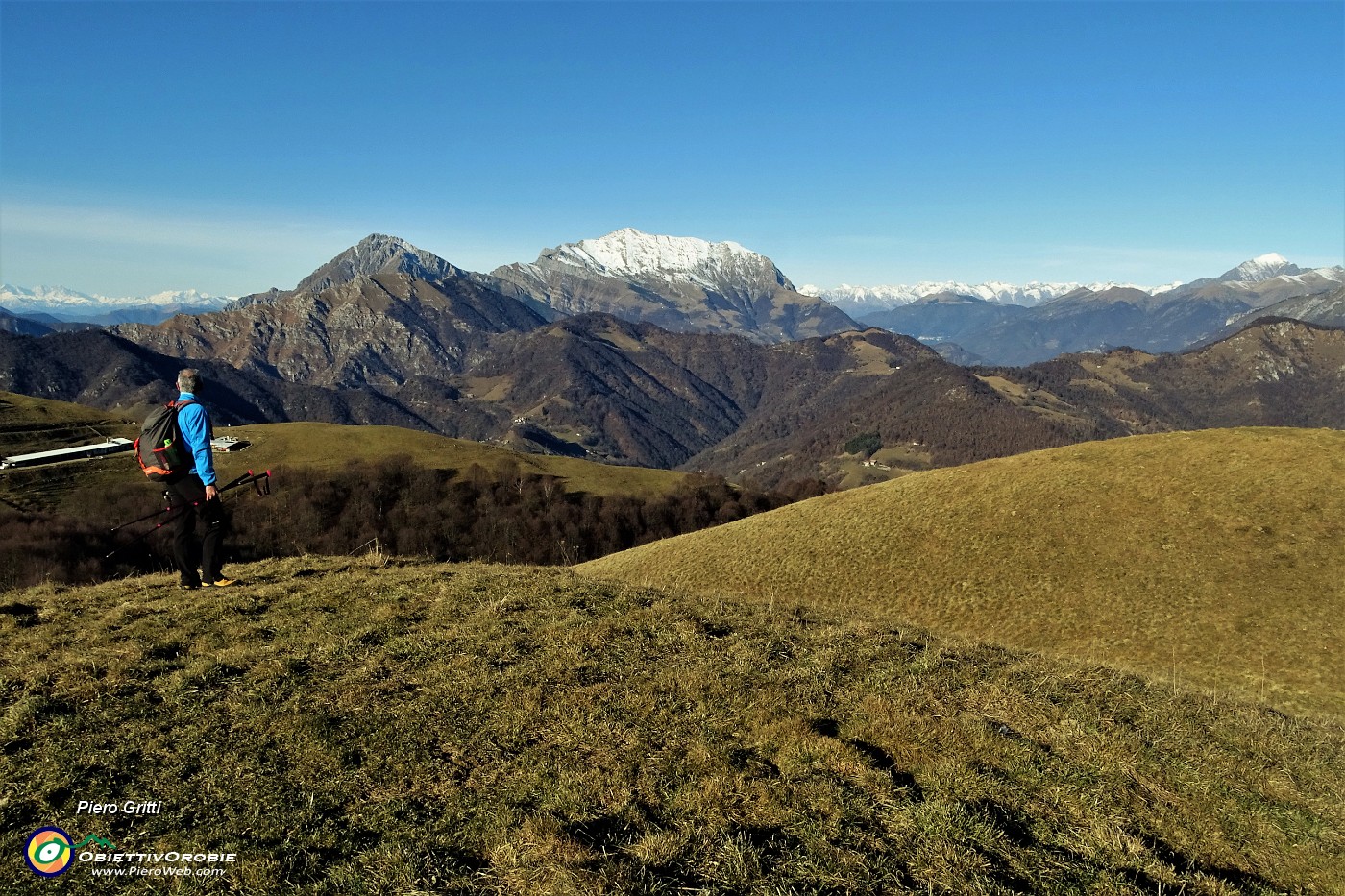35 Vista verso le Grigne e, lontano, il Legnone.JPG